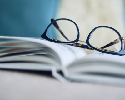 4 Clear Signs You Need Reading Glasses